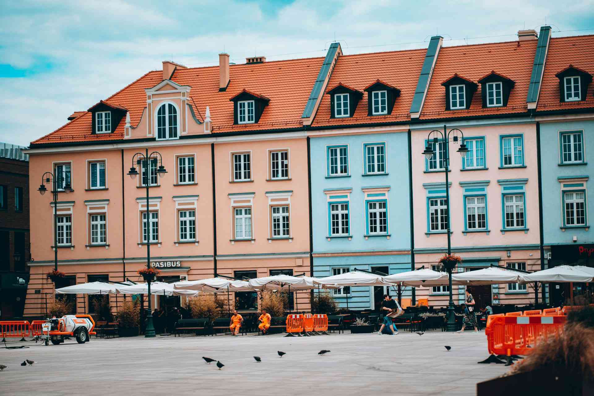 Kolorowe budynki Starego Rynku, gdzie odbywają się koncerty w Bydgoszczy